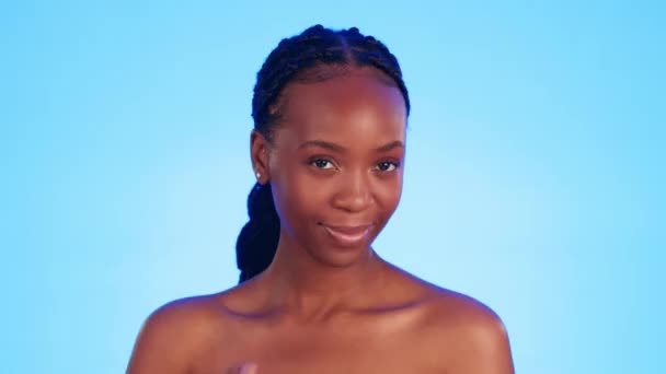 Hautpflegeporträt Schönheitscreme Und Schwarze Frau Mit Einem Lächeln Aus Hautglanz — Stockvideo