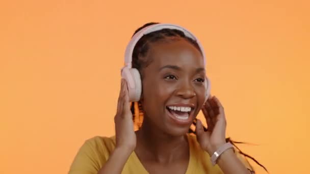 Kopfhörer Aufgeregte Schwarze Frau Die Studio Mit Farbe Und Lichtern — Stockvideo
