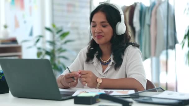 Musik Laptop Und Geschäftsfrau Schreiben Schreibtisch Für Produktivität Planung Und — Stockvideo