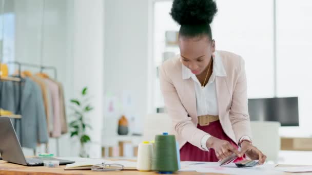 オフィスでファッションやインテリアデザインの中小企業経営のための黒の女性 ラップトップと笑顔 カラーパレットのアイデアを計画するコンピュータ上で働く幸せなアフリカ系アメリカ人女性デザイナー — ストック動画