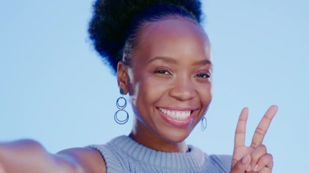 Cara Selfie Mulher Negra Com Sinal Paz Beijo Estúdio Isolado — Vídeo de Stock