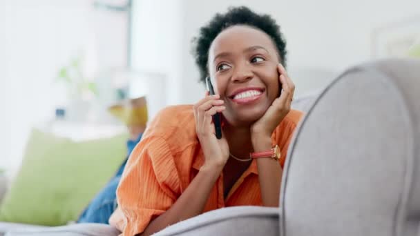 Détendez Vous Téléphone Femme Noire Sur Canapé Communication Repos Dans — Video