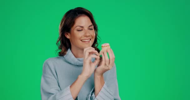 Χαρούμενη Πράσινη Οθόνη Και Γυναίκα Που Τρώει Ένα Κεκάκι Απομονωμένο — Αρχείο Βίντεο