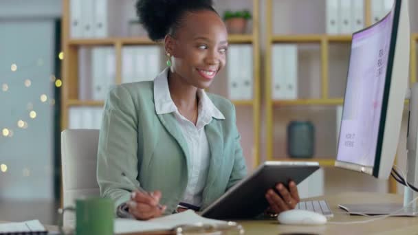 Μαύρη Γυναίκα Tablet Και Γραπτώς Επιχειρηματική Στρατηγική Για Σχεδιασμό Ψηφιακό — Αρχείο Βίντεο