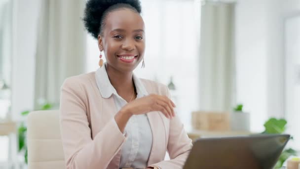 商业和黑人女性在办公室 领导和管理方面具有快乐 自信和技巧 带着微笑 手提电脑和顾问的非洲裔美国女性雇员和经理 — 图库视频影像