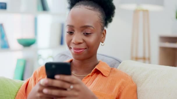通信和黑人妇女在沙发上打字短信 同时在客厅里放松 聊天和非洲女性在社交媒体或手机应用程序上的网络联系 — 图库视频影像
