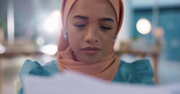Mujer Negocios Tirar Papel Celebrar Éxito Con Los Musulmanes Oficina — Vídeos de Stock