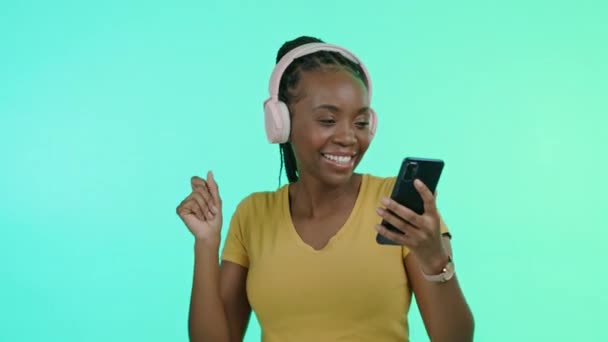 Kopfhörer Musik Und Eine Schwarze Frau Die Mit Telefon Lächeln — Stockvideo