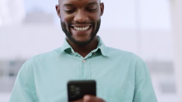 Hombre Negro Sonrisa Teléfono Calle Ciudad Para Comunicación Las Redes — Vídeo de stock