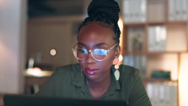 最后期限 电子邮件和黑人妇女在笔记本电脑上打字的策略 项目管理或研究在夜间 在办公室加班期间上网 工作和在电脑上看书的非洲雇员 — 图库视频影像