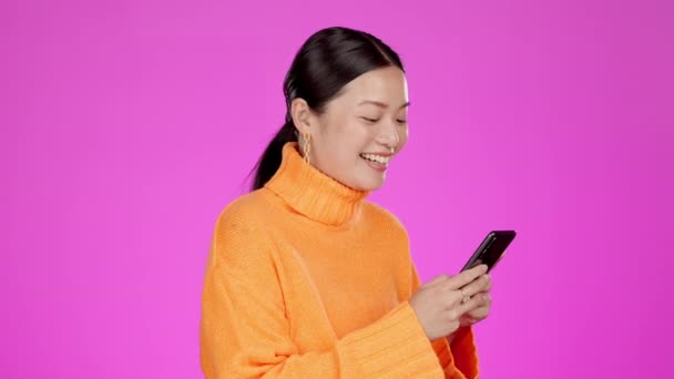 Lachen Telefoon Typen Aziatische Vrouw Geïsoleerd Roze Achtergrond Sociale Media — Stockvideo