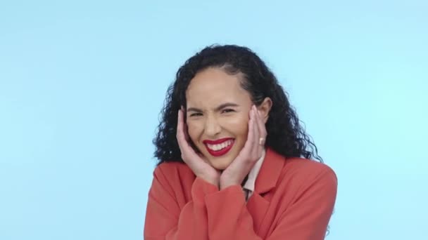 Glück Aufgeregtheit Und Das Gesicht Einer Frau Isoliertem Blauem Hintergrund — Stockvideo