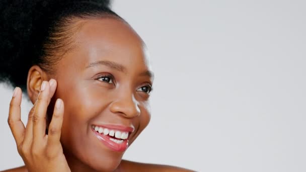 Gezicht Zwarte Vrouw Geluk Voor Schoonheid Huidverzorging Gloeien Gelukkig Model — Stockvideo