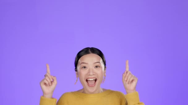 Cara Maqueta Mujer Asiática Señalando Emocionado Espacio Publicitario Con Chica — Vídeos de Stock