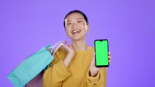 亚洲女人 智能手机和绿色屏幕模型在工作室与袋 网上购物和交易的背景 Gen Z型号 肖像和手机 带有紫色背景零售折扣的模拟空间 — 图库视频影像