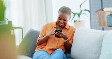 Komik, siyah bir kadın kanepede oturuyor ve akıllı telefonuyla yazı yazıyor, sosyal medya ve oturma odasında dinleniyor. Afro-Amerikan kadın, mutlu bayan ve cep telefonu bağlantı, iletişim ve kahkahalar..
