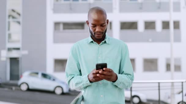 Hombre Negro Escribiendo Teléfono Calle Ciudad Para Comunicación Las Redes — Vídeo de stock