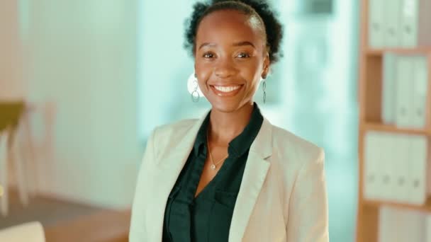Mulher Negra Feliz Negócios Noturnos Rosto Escritório Para Felicidade Confiança — Vídeo de Stock