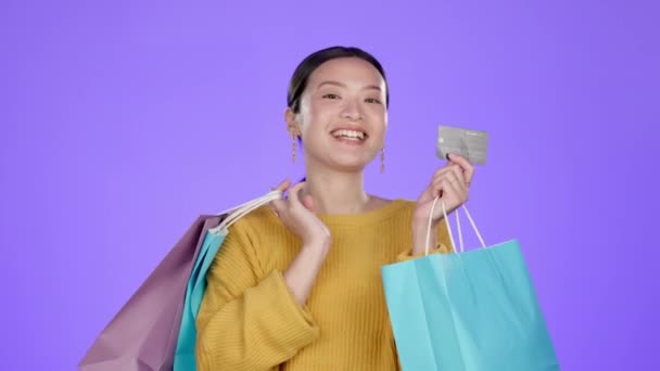 采购购物袋 信用卡和零售与亚洲女人在工作室交易 折扣和销售 促销和向女客户支付紫色背景的财富 产品和服务费用 — 图库视频影像