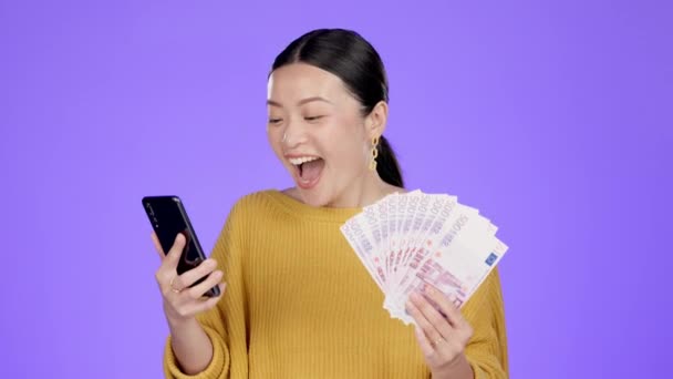 Telefone Dinheiro Mulher Asiática Vencedora Estúdio Celebração Feliz Isolado Fundo — Vídeo de Stock