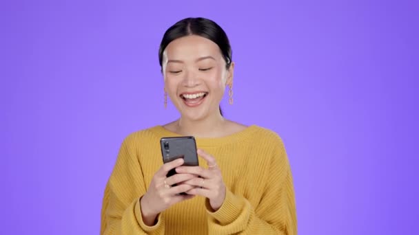 Skrattar Telefon Och Asiatisk Kvinna Isolerad Lila Bakgrund För Sociala — Stockvideo