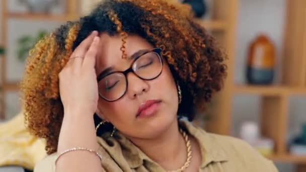 Kopfschmerzen Depressionen Und Frauen Mit Problemen Stress Oder Burnout Nach — Stockvideo
