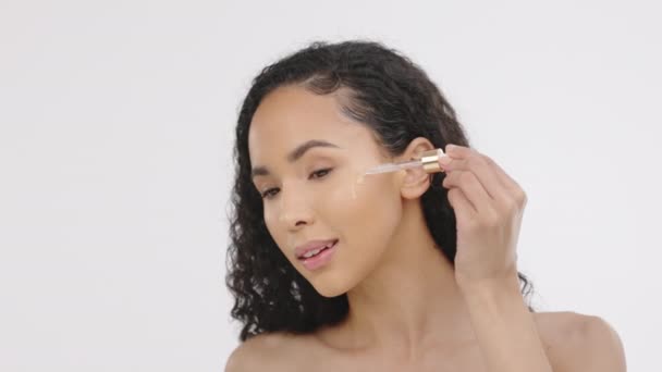 Yüz Siyah Kadın Serumlu Pipet Cilt Bakımı Dermatoloji Ile Gri — Stok video