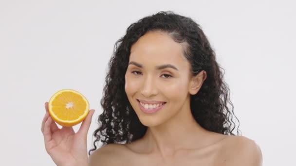 Žena Krása Oranžové Ovoce Portrét Pro Péči Pleť Studiu Vitamínem — Stock video