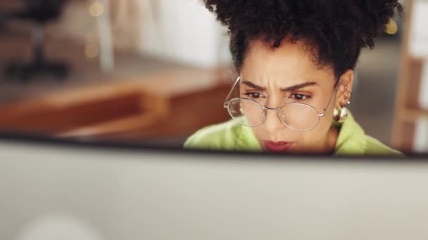 Mujer Negra Lectura Computadoras Empleado Serio Una Oficina Que Trabaja — Vídeos de Stock