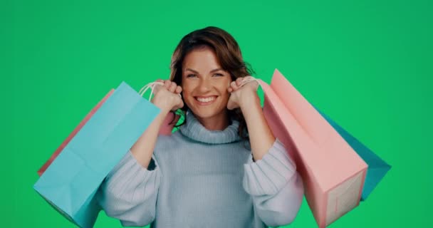 购物袋和微笑的时尚 折扣或销售背景的绿色工作室 笑容满面的快乐女性购物者的画像 模仿时尚的服装礼物 — 图库视频影像