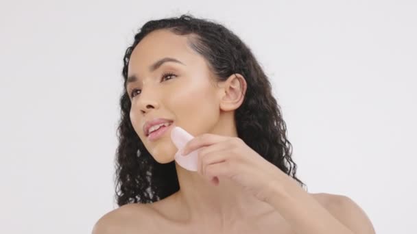 Svart Kvinna Ansikte Och Kosmetika Ansiktsbehandling Gua Sha Och Verktyg — Stockvideo