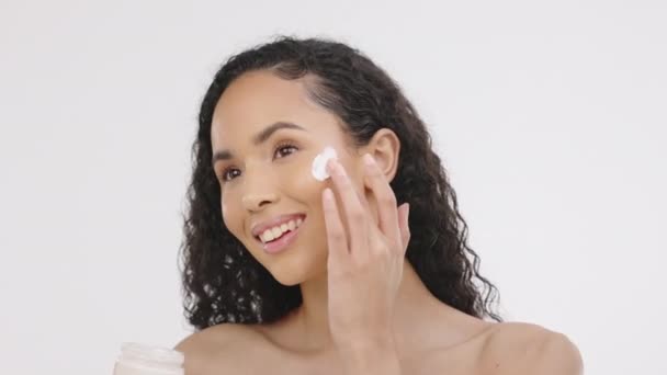 Černá Žena Obličej Krása Krém Péče Pleť Kosmetickým Výrobkem Šťastný — Stock video