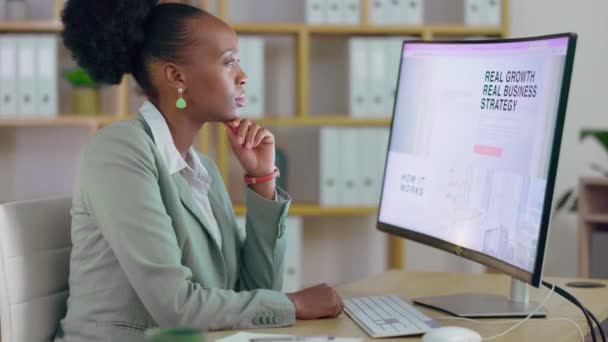 黑人女性 在办公室数字营销的电脑上为商业或网站策略进行思考和打字 富有洞察力的非洲裔美国女性在企业规划中看着个人电脑屏幕上的主页 — 图库视频影像