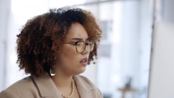Kopfschmerzen Augenfokus Problem Und Schwarze Frau Mit Stress Aus Büroprojekten — Stockvideo