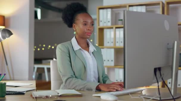 黑人妇女 晚上在电脑和笔记本上书写和计划业务 以便在办公室提醒时间 非洲裔美国女雇员工作到很晚 为电脑的项目计划做笔记 — 图库视频影像