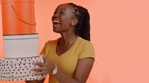 Feliz Regalo Entrega Con Mujer Negra Cajas Para Sorpresa Paquete — Vídeo de stock