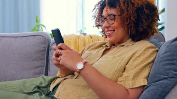 Teléfono Riéndose Mujer Negra Sofá Para Las Redes Sociales Mensajes — Vídeos de Stock
