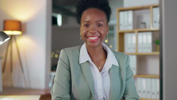 在办公室工作的黑人女性在专业 企业和管理方面的夜晚 微笑和脸庞 截止日期 加班和授权 并由员工在办公室负责业务 行政和信心事务 — 图库视频影像