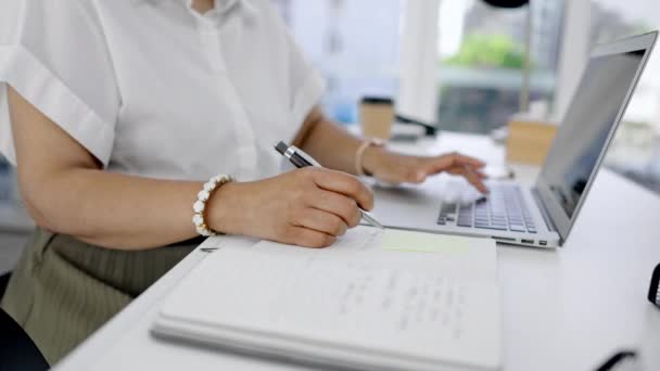 Manos Mujer Escritura Cuaderno Con Laptop Agenda Negocios Administración Oficina — Vídeo de stock