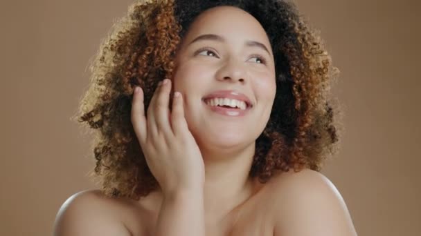 Обличчя Чорна Жінка Шкіра Піклуються Про Красу Грим Дерматологію Дівчиною — стокове відео