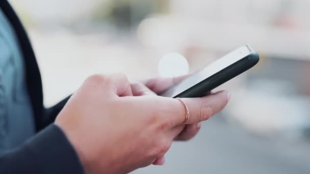 Ruce Telefon Textové Zprávy Městě Pro Sociální Média Komunikace Nebo — Stock video