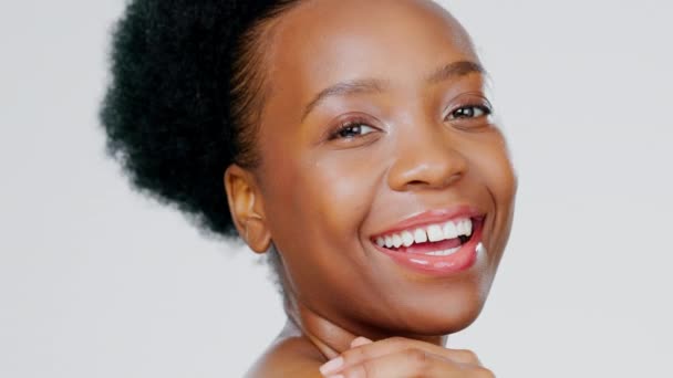 Skincare Feliz Retrato Uma Mulher Negra Com Brilho Isolado Fundo — Vídeo de Stock