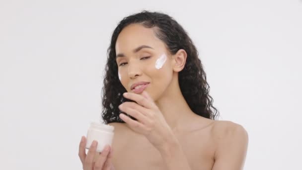 Black Woman Face Beauty Cream Skin Skincare Portrait Smile Studio — Stock Video