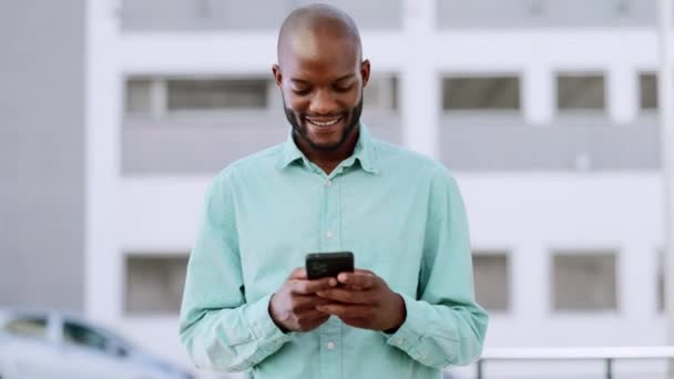 Teléfono Ciudad Hombre Negro Escribiendo Redes Comunicación Por Correo Electrónico — Vídeo de stock