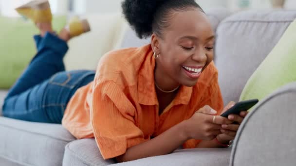 Mulher Negra Meme Engraçado Smartphone Relaxar Sofá Casa Comunicação Rindo — Vídeo de Stock