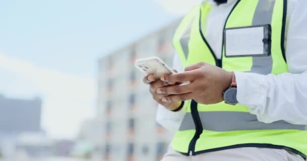 Homme Noir Mains Téléphone Dans Ville Pour Planification Construction Communication — Video