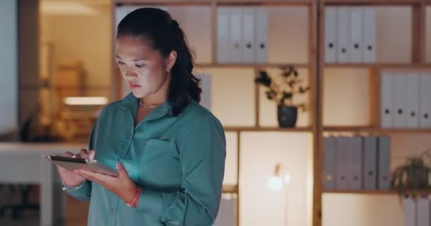 Nachtbedrijf Vrouw Tablet Kantoor Voor Planning Onderzoek Productiviteit Vrouwelijke Die — Stockvideo