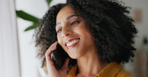 Mujer Negra Cara Llamada Telefónica Sonrisa Comunicación Chat Felicidad Con — Vídeos de Stock