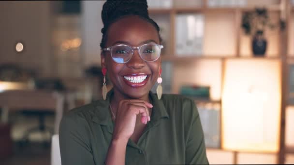 面容和生意人在办公室里 在晚上完成一个公司项目的最后期限 在工作场所工作到很晚的一名非洲女专业雇员的微笑 信心和形象 — 图库视频影像