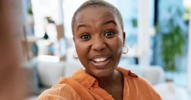 Face Selfie Wideo Rozmowy Śmiech Czarnej Kobiety Domu Social Media — Wideo stockowe